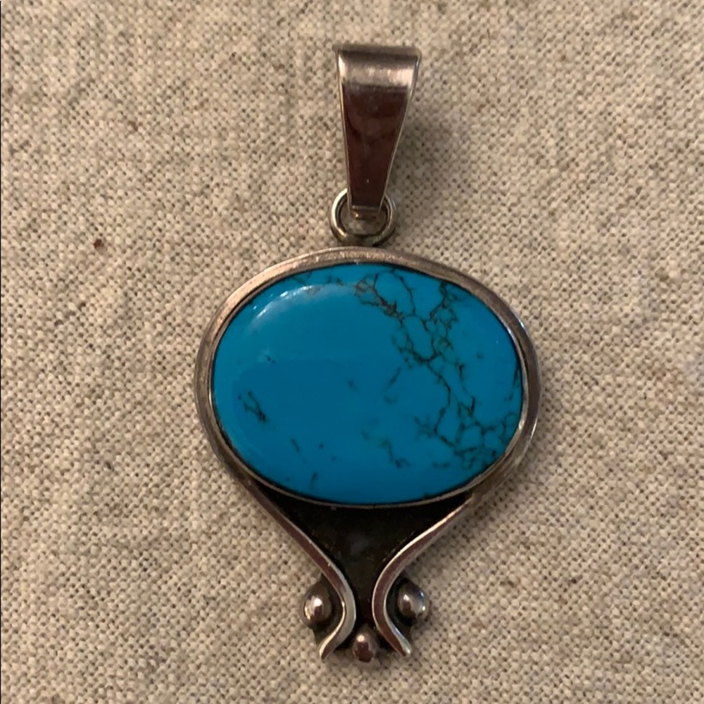 Beautiful turquoise pendant. Gently used.
